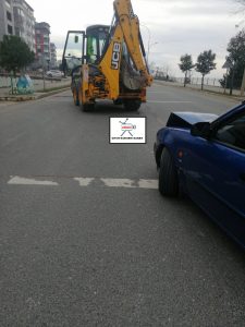 ORDU’DA OTOMOBİL İŞ MAKİNASINA ÇARPTI