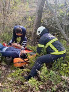 KAYALIKLARDAN DÜŞEN VATANDAŞI İTFAİYE EKİPLERİ KURTARDI