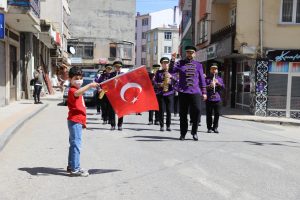 KENT ORKESTRASI VE ŞEHİR BANDOSU ÇOCUKLARIN YÜZÜNÜ GÜLDÜRDÜ