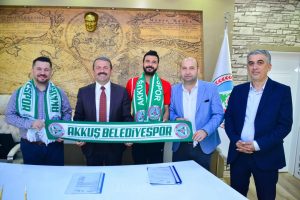 AKKUŞ BELEDİYESPOR MEHMET AYDIN’LA SÖZLEŞMESİNİ YENİLEDİ