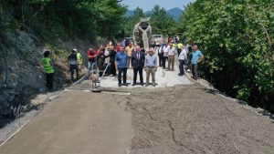 İKİZCE VE ÇAYBAŞI’NDA BETON YOL SEVİNCİ