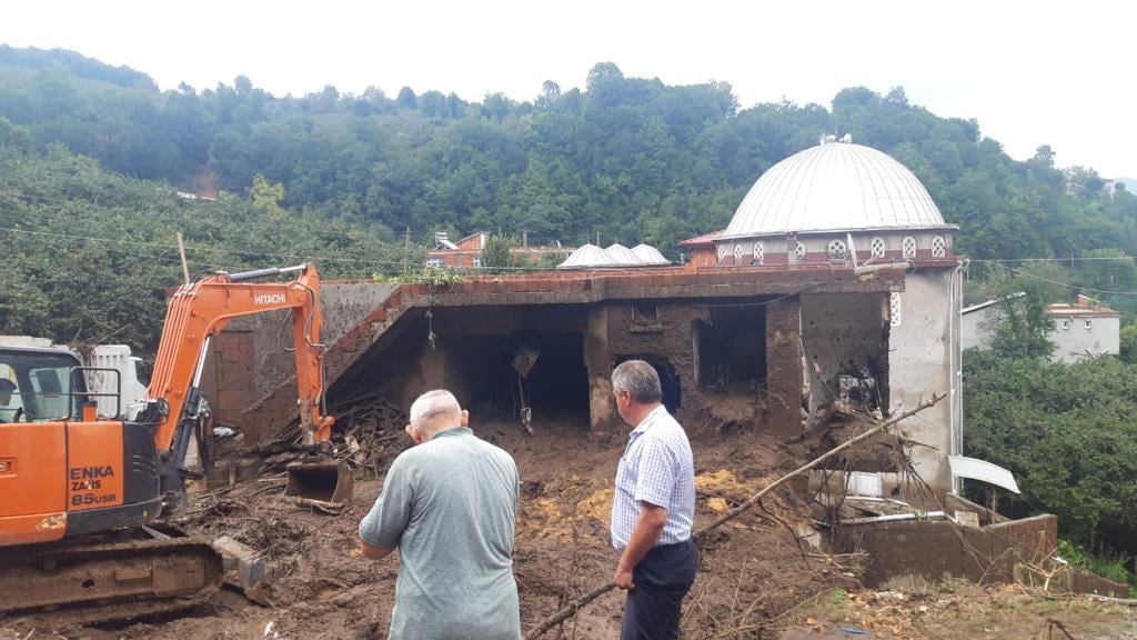 Şiddetli yağmur cami lojmanını