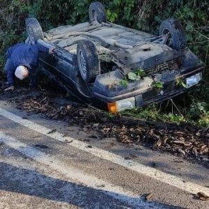 YOLDAN ÇIKAN ARAÇ TAKLA ATTI