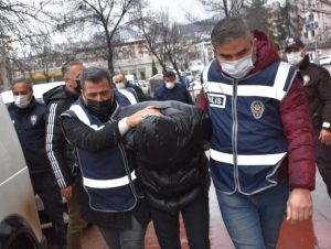 BOŞANDIĞI EŞİNİ YANICI MADDE DÖKEREK YAKTI