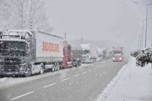 ”ÜNYE – SAMSUN” KARAYOLU TIR GEÇİŞİNE KAPATILDI