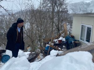 ORDU’DA KAR YAĞIŞINDAN ÇATI ÇÖKTÜ