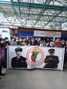 14 Mart Tıp Bayramı nedeniyle Atatürk anıtında çelenk sunma töreni düzenlendi.