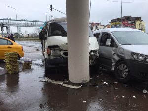 Araçlar Hastane Girişindeki Beton Direğe Çarparak Durabildiler