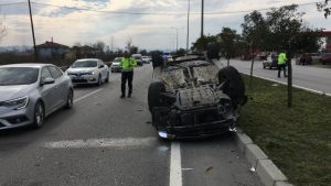 otomobilin camından fırlayan sürücü hayatını kaybetti.