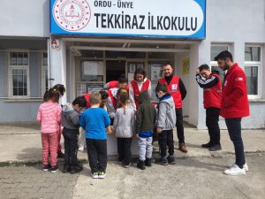 ÜNYE KIZILAY ŞUBESİ ÖĞRENCİLERİ SEVİNDİRDİ