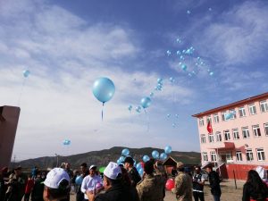 Dünya Otizm Farkındalık Günü sebebiyle yapılan etkinlikte mavi balonlar gökyüzüne uçuruldu.