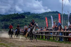 ÜNYE’DE ATA SPORU RAHVAN AT YARIŞLARIYLA YAŞATILIYOR