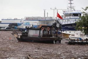 FATSA’DA KÖPRÜ YIKILDI , TEKNE BATTI