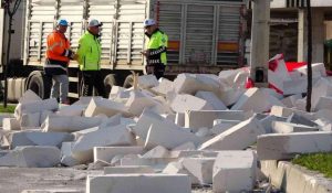 ORDU’DA TIRDAN DÖKÜLEN BETON, TRAFİĞİ AKSATTI