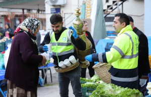 ESNAF VE VATANDAŞLAR GÜNE BÜYÜKŞEHİRİN ÇORBA İKRAMI İLE BAŞLIYOR