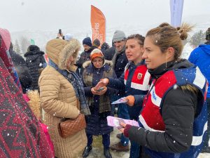 <strong>Çambaşı Kış Festivali’nde “KADES ve En İyi Narkotik Polisi: Anne” Bilgilendirmesi Yapıldı</strong>