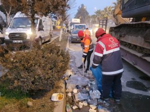 BÜYÜKŞEHİR EKİPLERİ DEPREM BÖLGELERİNDE CADDE VE SOKAKLARI TEMİZLİYOR