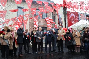 Gülyalı’da Hayırsever İş İnsanı Tarafından Yaptırılan Sağlık Hizmetleri Binası Açıldı