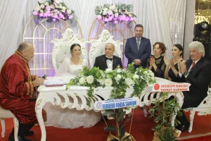 Düğünlerinde davetlilere nikah şekeri yerine sahipsiz hayvanları beslemeleri için mama