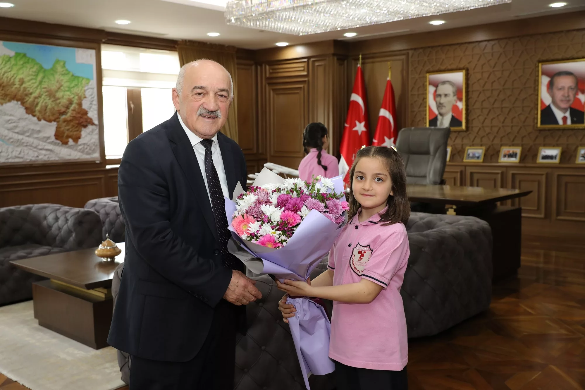 BAŞKAN GÜLER’İN KOLTUĞUNA NEHİR