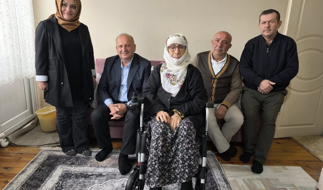 Ünye Belediye Başkanı Hüseyin Tavlı, yaşlılık nedeniyle yürüme güçlüğü çeken