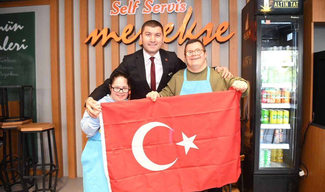 BAŞKAN TEPE ESNAFLARA TÜRK BAYRAĞI DAĞITTI
