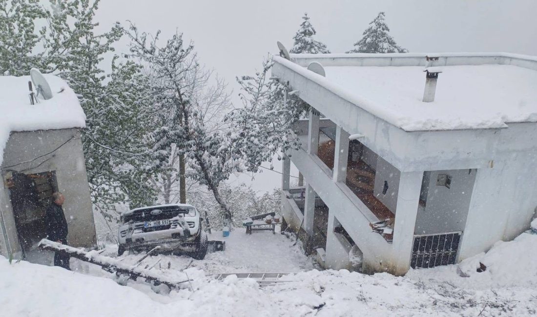 Ünye Yenikent Mahallesi'nde OSKİ Ekibinin Aracı Kaza Yaptı